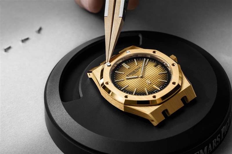 愛(ài)彼推出配備全新機(jī)芯的皇家橡樹(shù)“Jumbo”超薄款(Ref. 16202)-復(fù)刻表