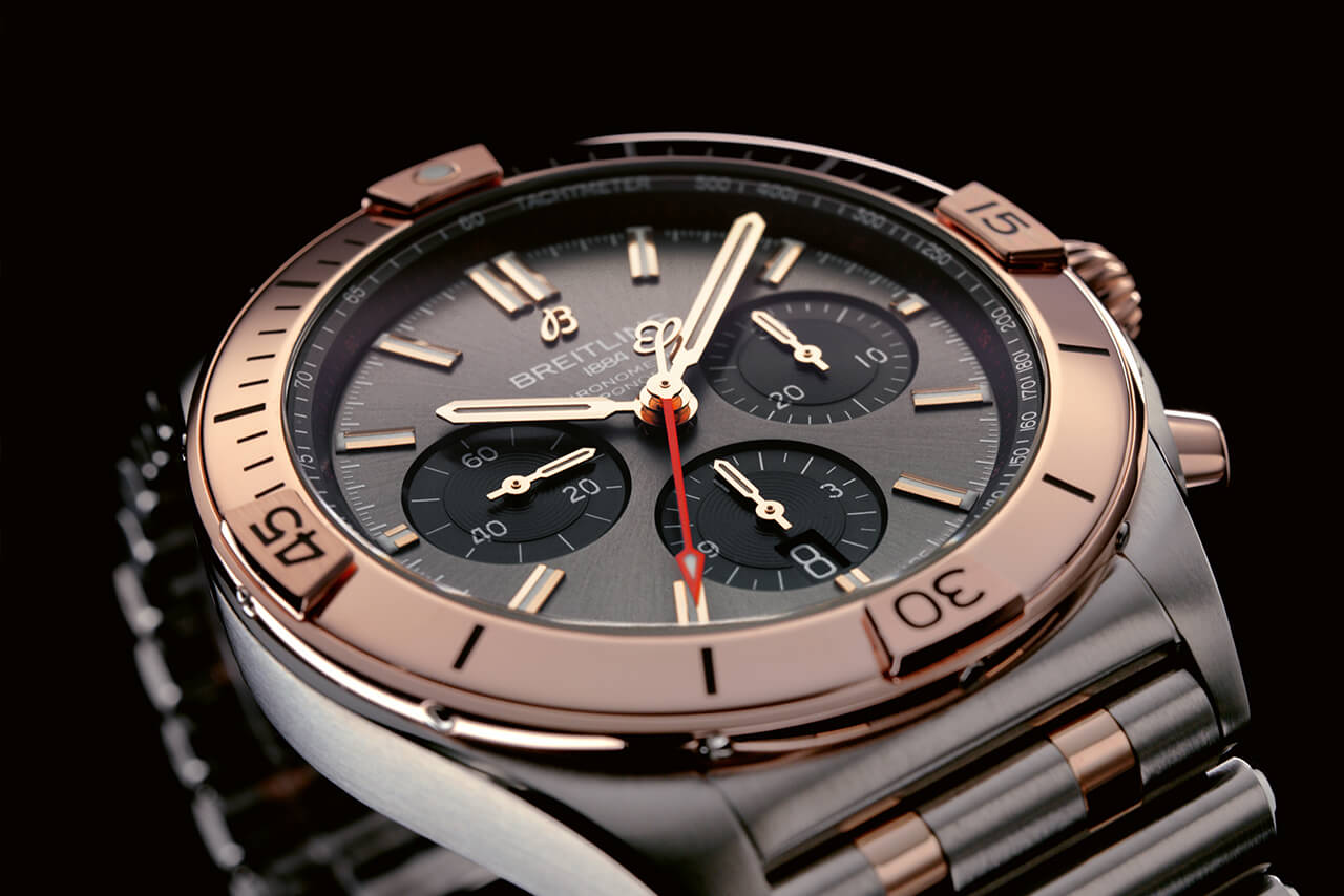 百年靈雙色 Chronomat B01 42 搭配無煙煤色表盤和黑色小表盤，以 18k 紅金表圈、表冠和按鈕為亮點_UB0134101B1U1