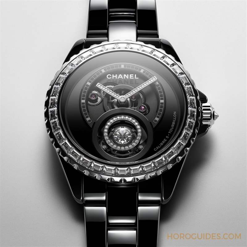 因為香奈兒CHANEL第五枚自制機芯Caliber 5，陀飛輪的運行開始發光｜J12鉆石陀飛輪腕表-復刻表