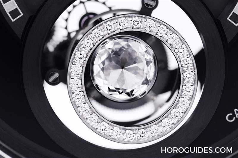 因為香奈兒CHANEL第五枚自制機芯Caliber 5，陀飛輪的運行開始發光｜J12鉆石陀飛輪腕表-復刻表