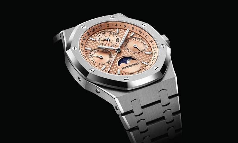 鮭魚(yú)面、鈦金屬表殼！愛(ài)彼皇家橡樹(shù)萬(wàn)年歷限量版走出日本，全球發(fā)行-復(fù)刻表