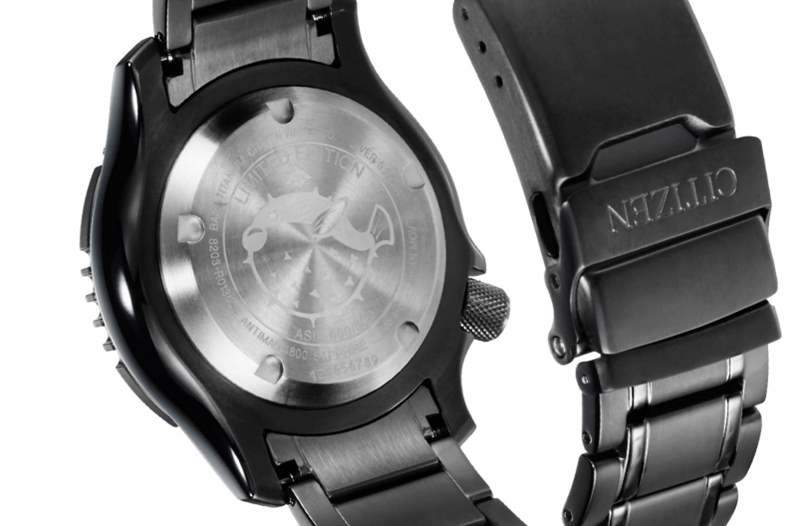 不要以為只有表面吸引,事實上表背同樣有故事! 你會見到表底蓋上刻有 超級鈦?技術50周年亞洲限量版|型格黑魂CITIZEN PROMASTER 200M潛水機械腕表-復刻表