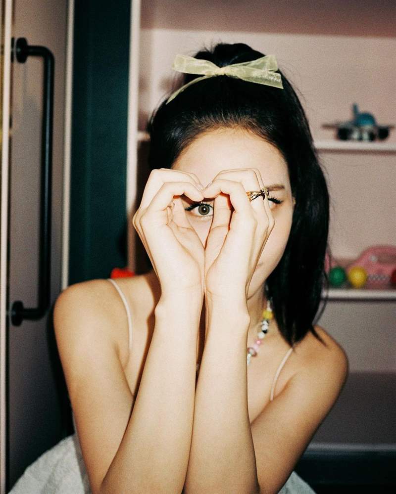 Jisoo私服珠寶手表造型特搜！「卡地亞Tank表、LOVE戒指」打造都會個性范本-復刻表