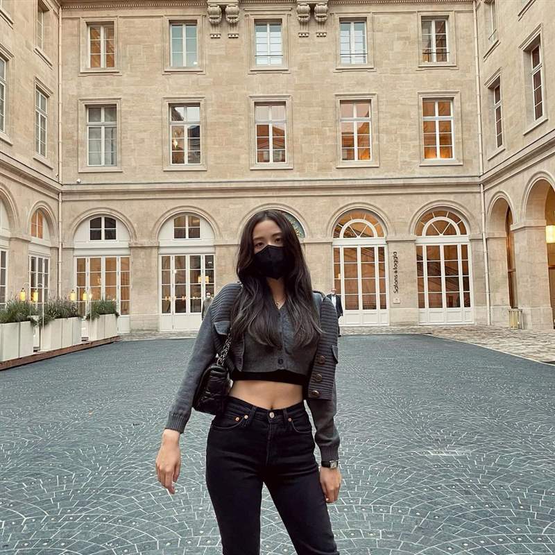 Jisoo私服珠寶手表造型特搜！「卡地亞Tank表、LOVE戒指」打造都會個性范本-復刻表