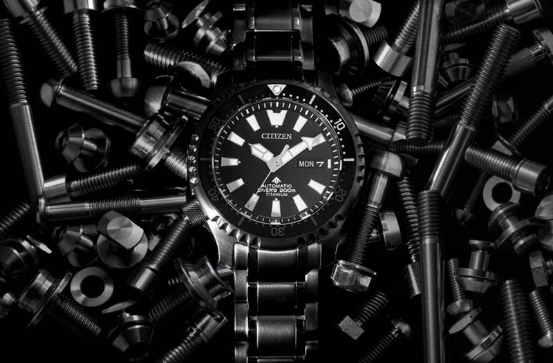 來到2020年,CITIZEN為了慶祝在過去50年中為開拓鈦金屬而展開的旅程,所以推 超級鈦?技術50周年亞洲限量版|型格黑魂CITIZEN PROMASTER 200M潛水機械腕表-復刻表