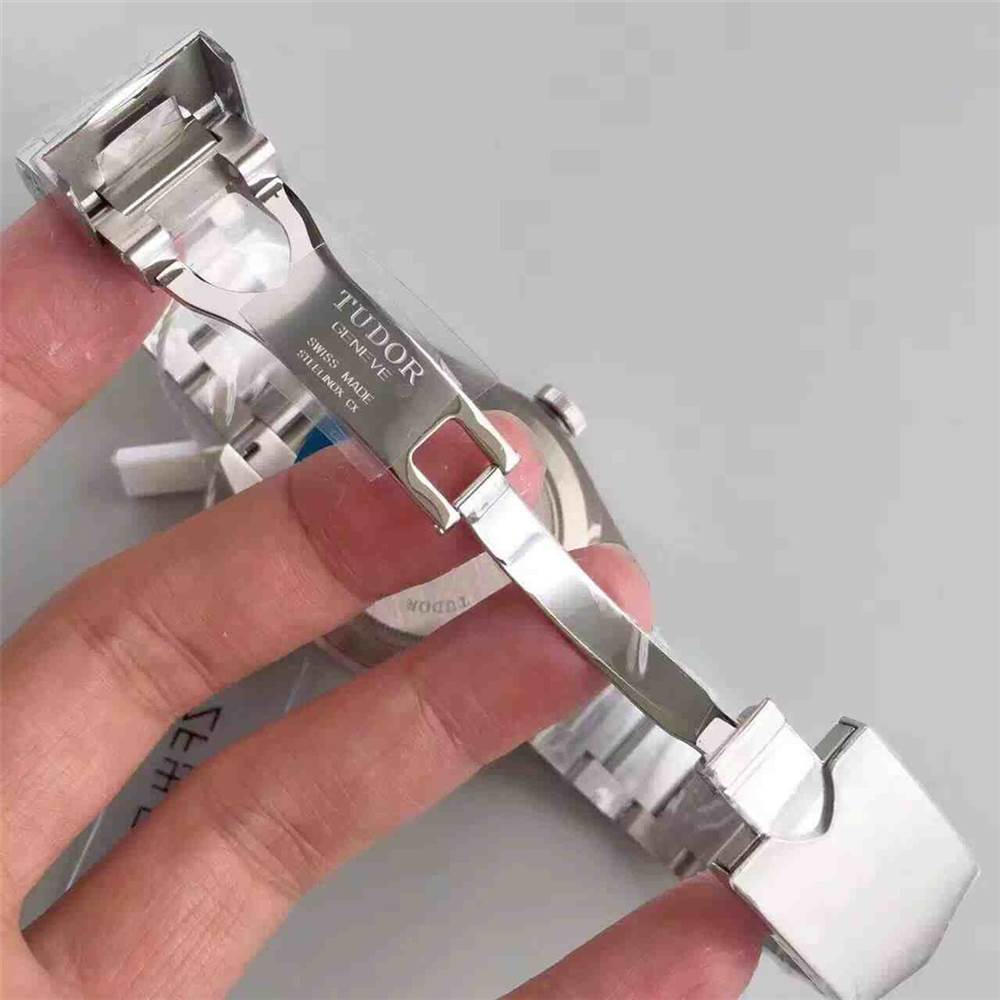 ZF廠帝舵碧灣系列M79230R-0003小紅盾復(fù)刻表做工怎么樣-復(fù)刻表