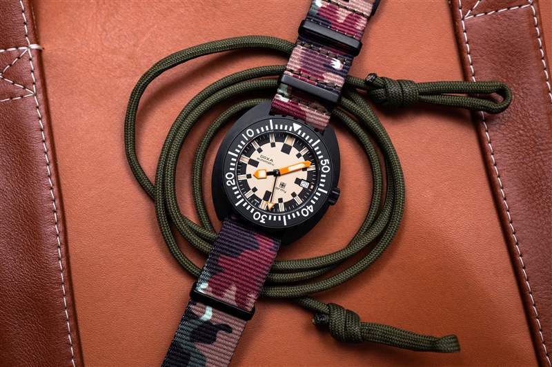 親身體驗(yàn)神秘的復(fù)古Doxa Army以現(xiàn)代陶瓷手表的形式重新出現(xiàn)-復(fù)刻表