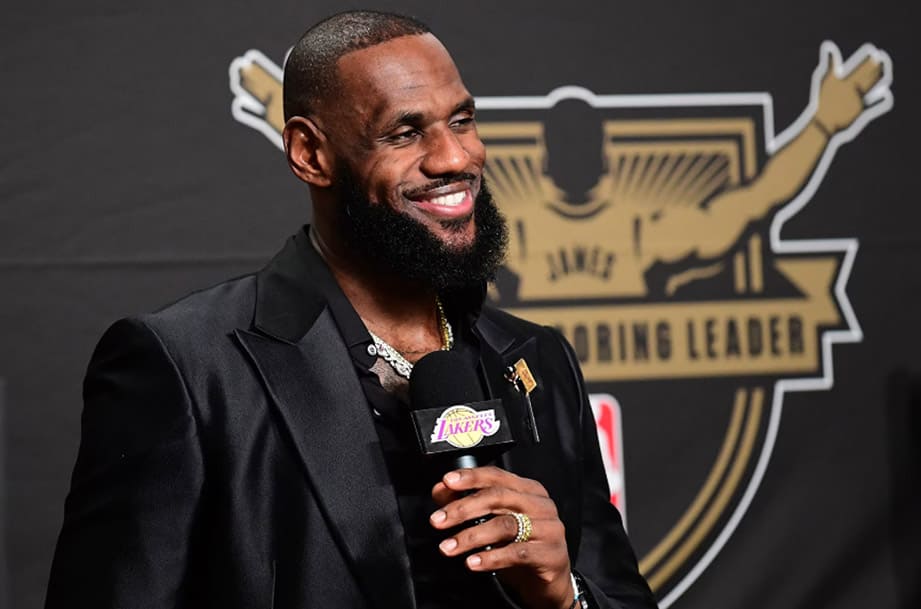 「詹皇」James躍居NBA歷史得分王 賽后訪問最愛的陶瓷表相伴-復(fù)刻表