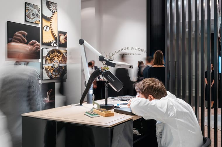 倫敦哈洛德百貨出現(xiàn)一支超巨大朗格Odysseus計(jì)時碼表比實(shí)表大50倍！-復(fù)刻表