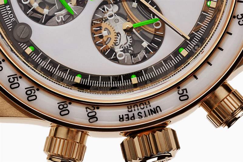 日內(nèi)瓦工匠讓Adam Levine的勞力士迪通拿在黑暗中完全發(fā)光-復(fù)刻表