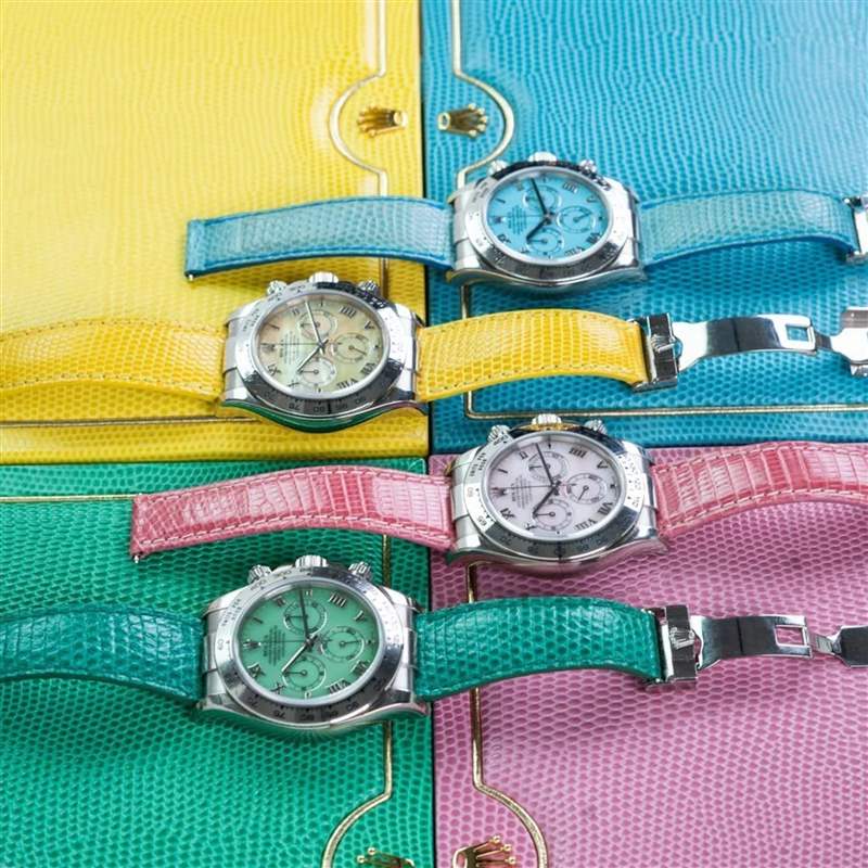 最上為綠松石面盤、中間兩隻皆為珍珠母貝面盤，最下則為綠玉髓面盤，四種款式的面盤顏色都很亮眼且還是用寶石或珍珠母貝製成，相對(duì)珍貴。（Source：amsterdamvintagewatches）